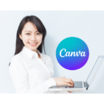 パソコンを持った白い服を着た女性とcanvaのロゴ